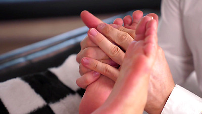 UP CLOSE - Natural Hottie Gia Di Bella Has Her Wet Pussy Destroyed After Foot Massage From Hung Stud - Gia Dibella