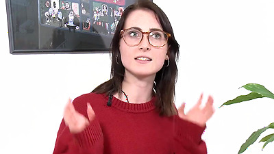 Ersties - Lia kommt mit Analplug und Fingern zum Höhepunkt