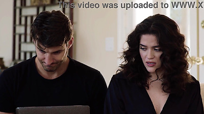 Hung IT called by big booty Latina MILF to get her laptop fixed