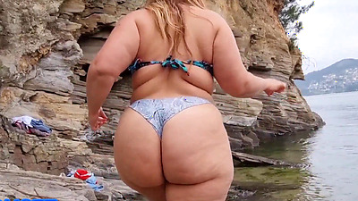 HUGE BOOTY STEPMOTHER HAS PUBLIC SEX ON THE BEACH