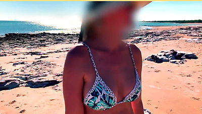 WIfey flashing her tits at the beach