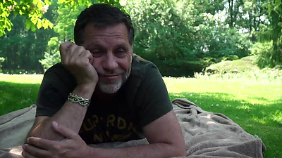 Old man fucks sexy blonde in the public park