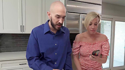 Selfie <Censored> Turns Into a Bold Hookup—You Won’t Believe Who