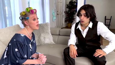 Horny MILF wants to try 3way sex and today the opportunity arrises