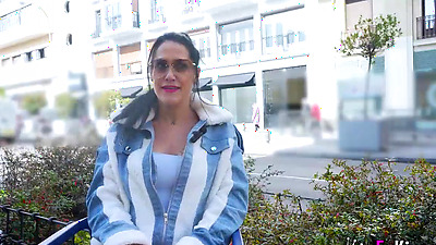 The mature Adela Myers arrives at FAKings with a surprise under her arm... I know one of your actresses!