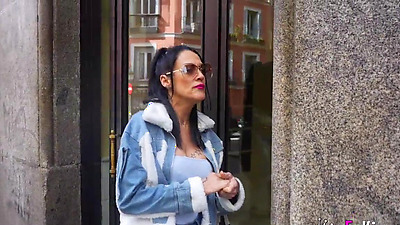 The mature Adela Myers arrives at FAKings with a surprise under her arm... I know one of your actresses!