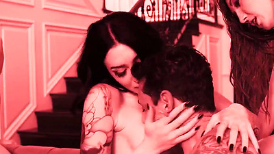 Julian Introduces Dream-sharing Device To Elise's Stepsisters