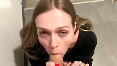 Bred a babe for a blowjob in the entrance - Arisha_Mills