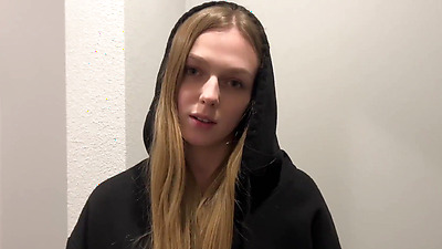 Bred a babe for a blowjob in the entrance - Arisha_Mills