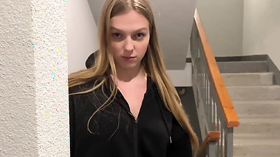 Bred a babe for a blowjob in the entrance - Arisha_Mills