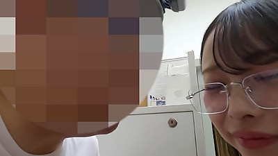 美人メガネお姉さんOLの会社に押しかけて... ①　受付嬢の業務中なのにキス、乳首舐め、生ちんこをお尻にグリグリしてから、生フェラ、最後はごっくん！