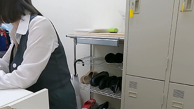 美人メガネお姉さんOLの会社に押しかけて... ①　受付嬢の業務中なのにキス、乳首舐め、生ちんこをお尻にグリグリしてから、生フェラ、最後はごっくん！