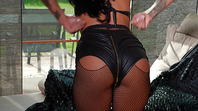 Tattooed cutie plays with her feet while masturbating avidly