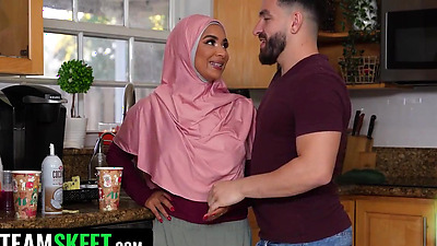 Big Butt Muslim Cutie Gets the Christmas Pounding She’s Always Wanted