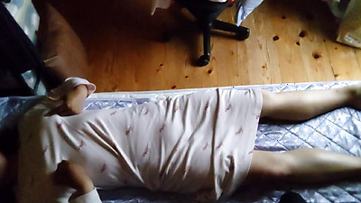 [Voyeur style] A busty Japanese woman masturbates while hugging a pillow, and farts while climaxing.