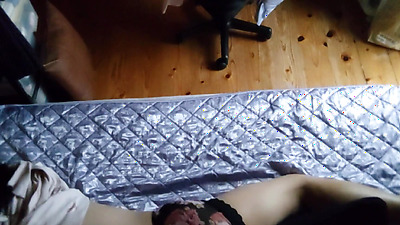 [Voyeur style] A busty Japanese woman masturbates while hugging a pillow, and farts while climaxing.