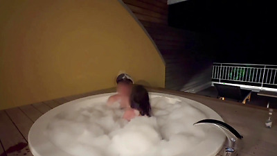 【個人撮影】温泉旅行夜の露天風呂のバブルバスでまったり気付くとイチャイチャしていた素人カップルの日常動画／Japanese amateur hentai ／日本人／パイパン／色白／美少女