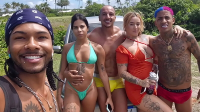 Leaked on the internet! See what this group of friends do in a public place!