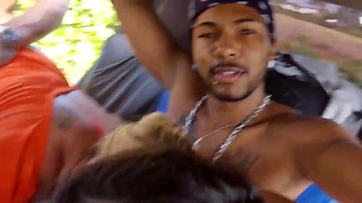 Leaked on the internet! See what this group of friends do in a public place!