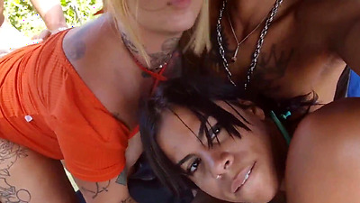 Leaked on the internet! See what this group of friends do in a public place!