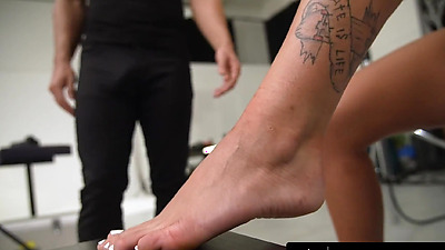 FOOTSIE BABES - Leggy Blonde Elena Lux Know How To Please A Foot Worshiper With Her Arse And Feet