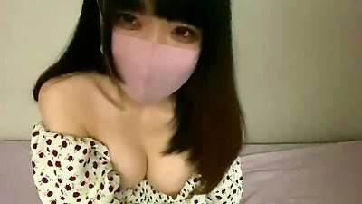 おっぱいがワンピースからはみ出ちゃった…乳首いじいじしながら、深夜のこっそりオナニー