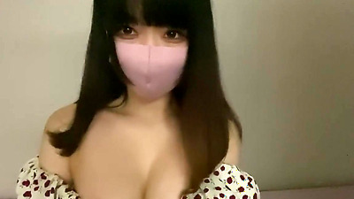 おっぱいがワンピースからはみ出ちゃった…乳首いじいじしながら、深夜のこっそりオナニー