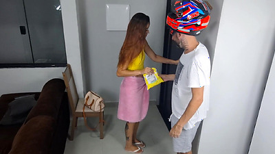 Naked babe receives delivery boy from ifood!