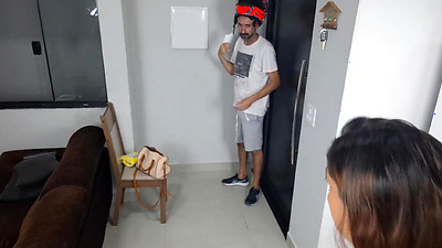 Naked babe receives delivery boy from ifood!