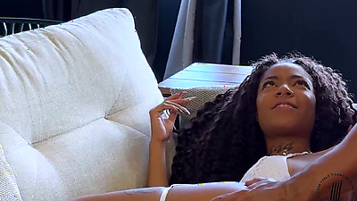 Essa mulata toda delicada já acorda com tesão - Completo no Red