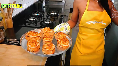 Clara Wellen, Famous Brazilian Influencer, Was Caught Opening The Door Naked For A Motorcycle Courier