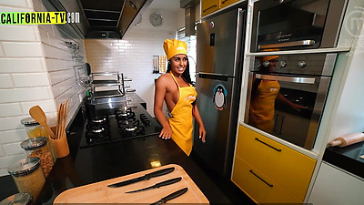 Clara Wellen, Famous Brazilian Influencer, Was Caught Opening The Door Naked For A Motorcycle Courier