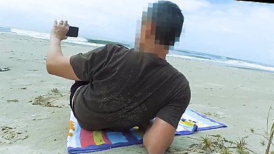 Filming an anal scene on the beach in front of passersby