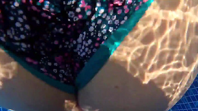 Latina MILF with a big arse gets a hard shaft from a stranger in the public pool