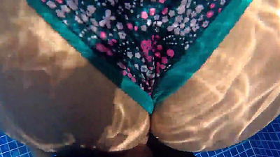 Latina MILF with a big arse gets a hard shaft from a stranger in the public pool