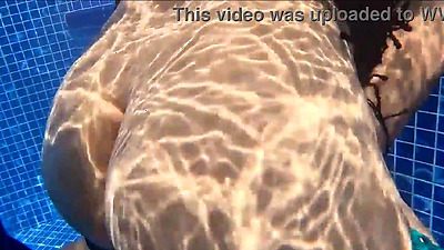 Latina MILF with a big arse gets a hard shaft from a stranger in the public pool