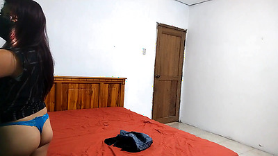 Dick-addicted woman masturbates her beautiful pussy with a vibrator