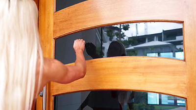 Ripped Muscle Chick Orgasming on a Big Penis