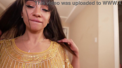 Arabic MILF seduces her Russian driver