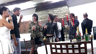 Une Soiree Entre Couples Vire A La Partouze - Jessica Farmer