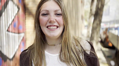 Spectacular chick does it in exchange for a few euros on the street