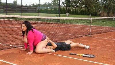 SSBBW queening outdoors before being fucked