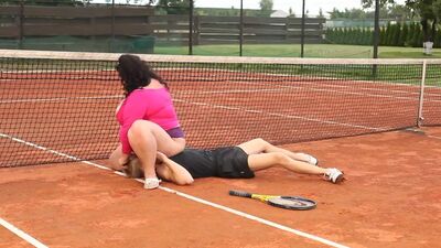 SSBBW queening outdoors before being fucked