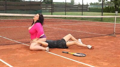 SSBBW queening outdoors before being fucked