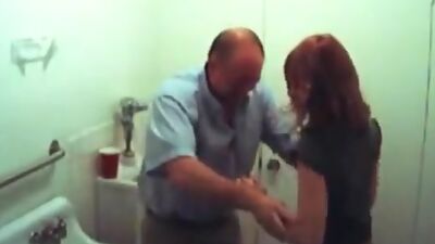 Deep blowjob from a luscious chick!