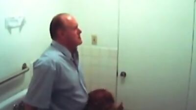 Deep blowjob from a luscious chick!