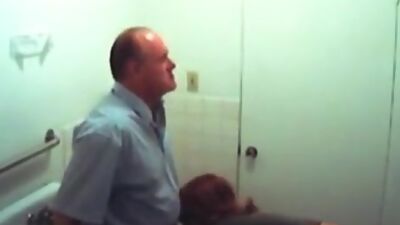 Deep blowjob from a luscious chick!