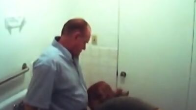 Deep blowjob from a luscious chick!