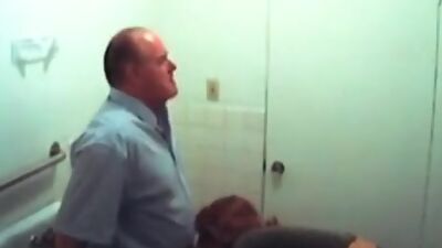 Deep blowjob from a luscious chick!