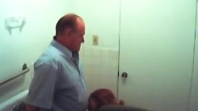 Deep blowjob from a luscious chick!